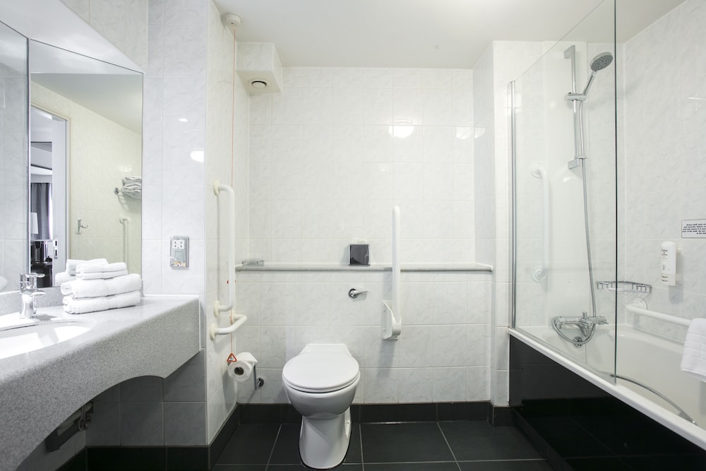 Bathroom, Crowne Plaza Harrogate, an IHG Hotel