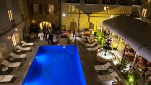 Outdoor pool, free pool cabanas, pool loungers