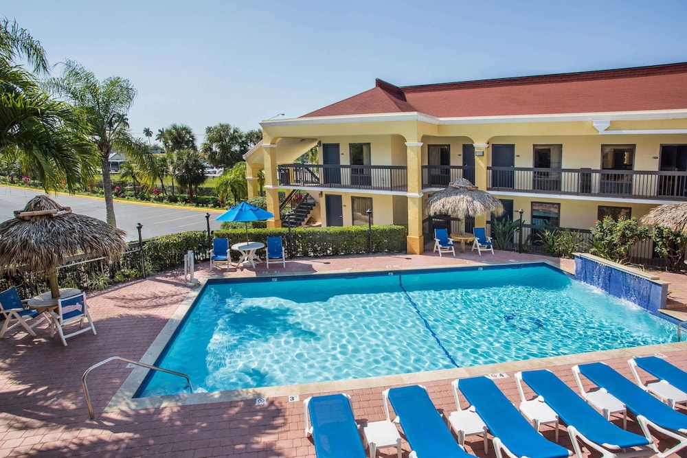 Pool, Days Inn by Wyndham Florida City