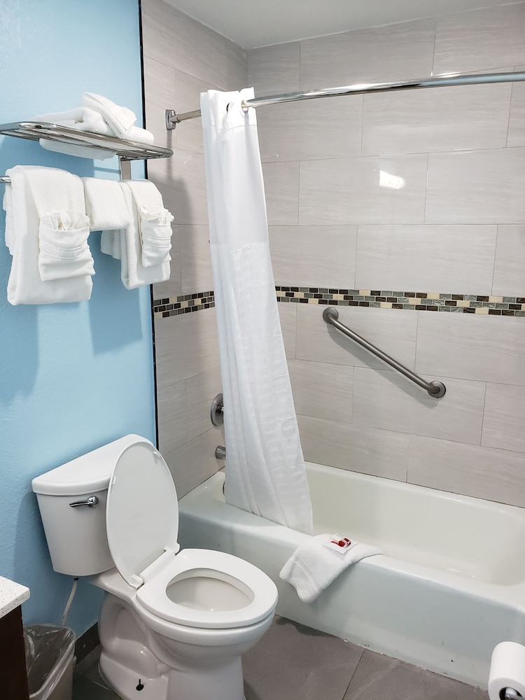 Bathroom, Days Inn by Wyndham Florida City