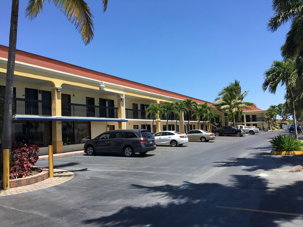 Building design, Days Inn by Wyndham Florida City