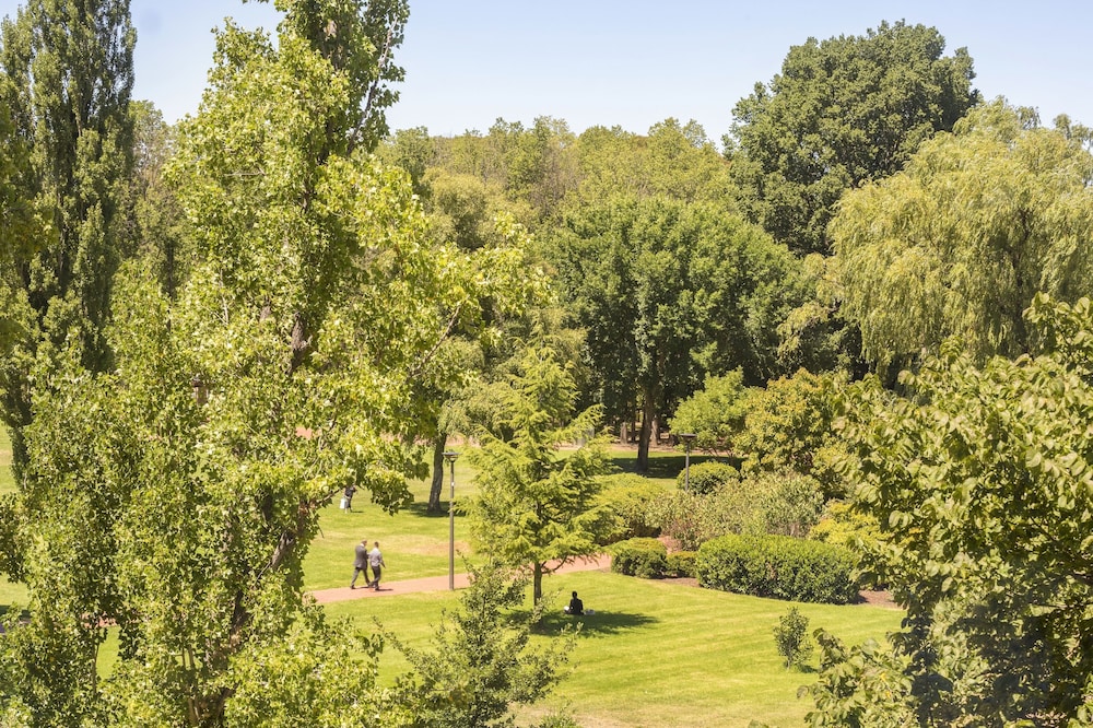 Garden, Crowne Plaza Canberra, an IHG Hotel