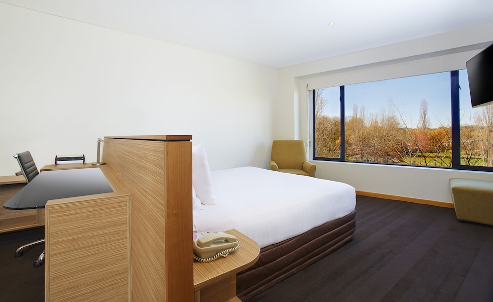 Room, Crowne Plaza Canberra, an IHG Hotel