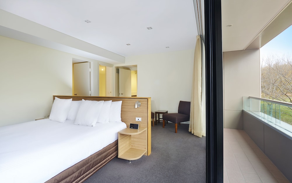 Crowne Plaza Canberra