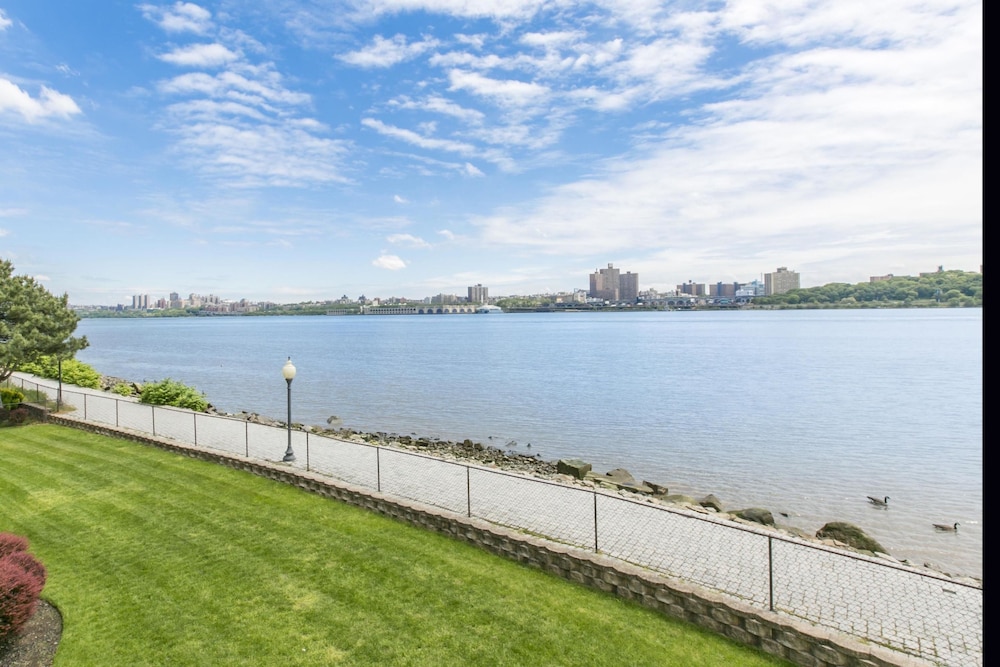 Lake, Comfort Inn Edgewater on Hudson River