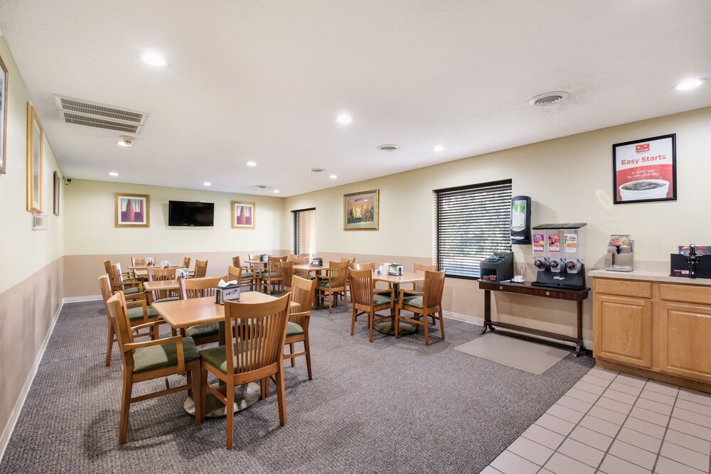 Breakfast area, Econo Lodge Inn & Suites East