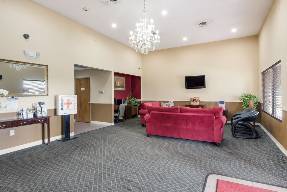 Econo Lodge Inn & Suites East