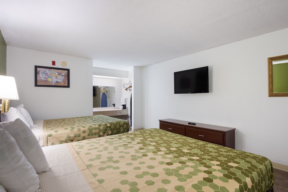 Room, Econo Lodge Inn & Suites East