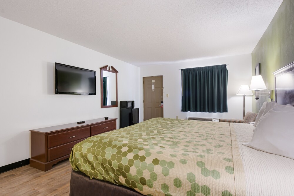 Econo Lodge Inn & Suites East