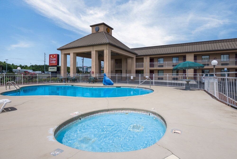 Outdoor spa tub, Econo Lodge Inn & Suites East