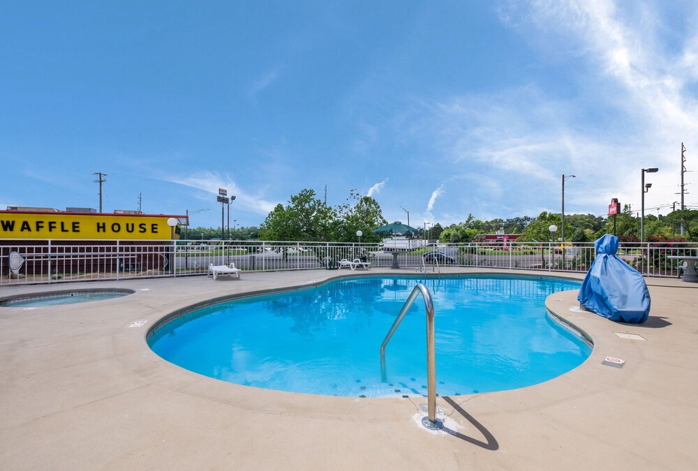 Outdoor pool, Econo Lodge Inn & Suites East