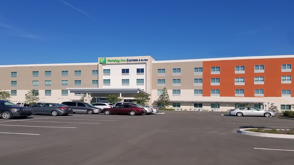 Holiday Inn Express & Suites Tampa East - Ybor City, an IHG Hotel