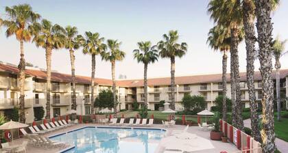 DoubleTree by Hilton Hotel Bakersfield