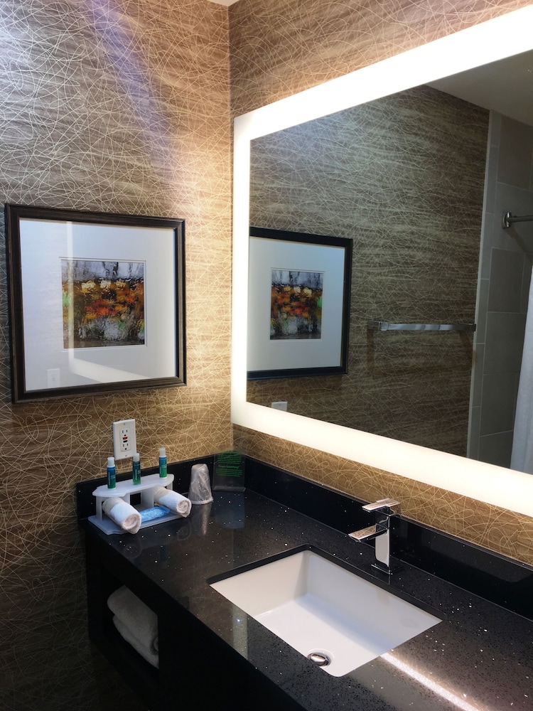 Bathroom, Holiday Inn Express Colton-Riverside North, an IHG Hotel