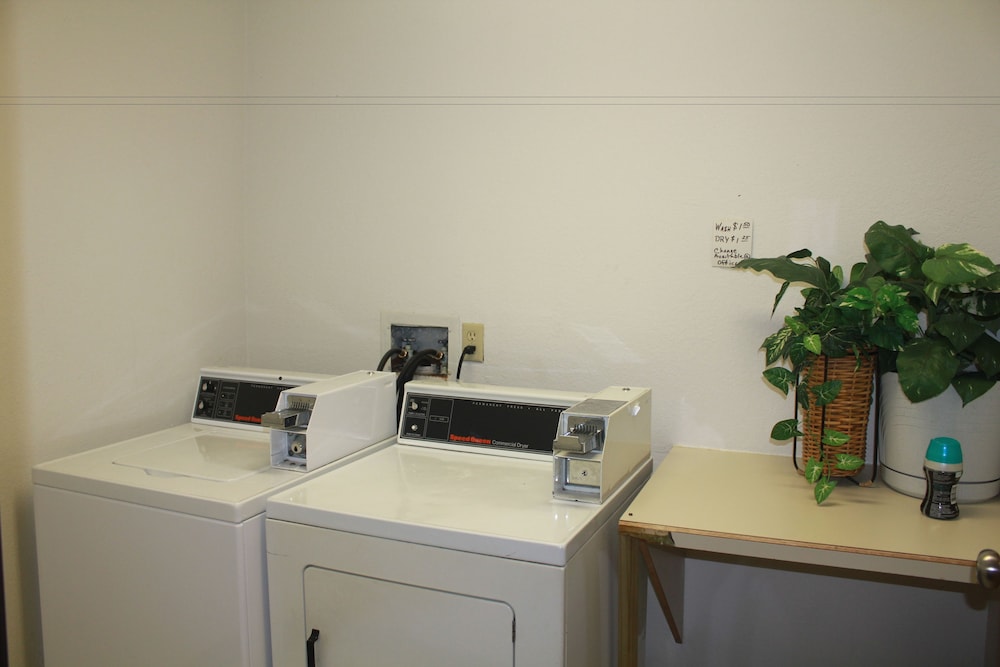 Laundry room, Econo Lodge