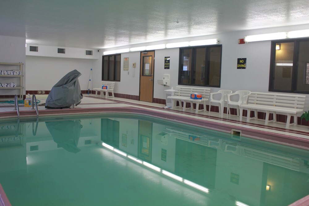 Indoor pool, Econo Lodge