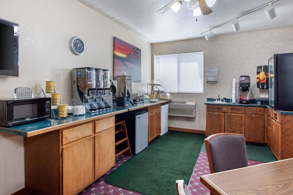 Breakfast area, Econo Lodge