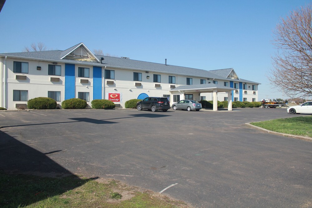 Property entrance, Econo Lodge