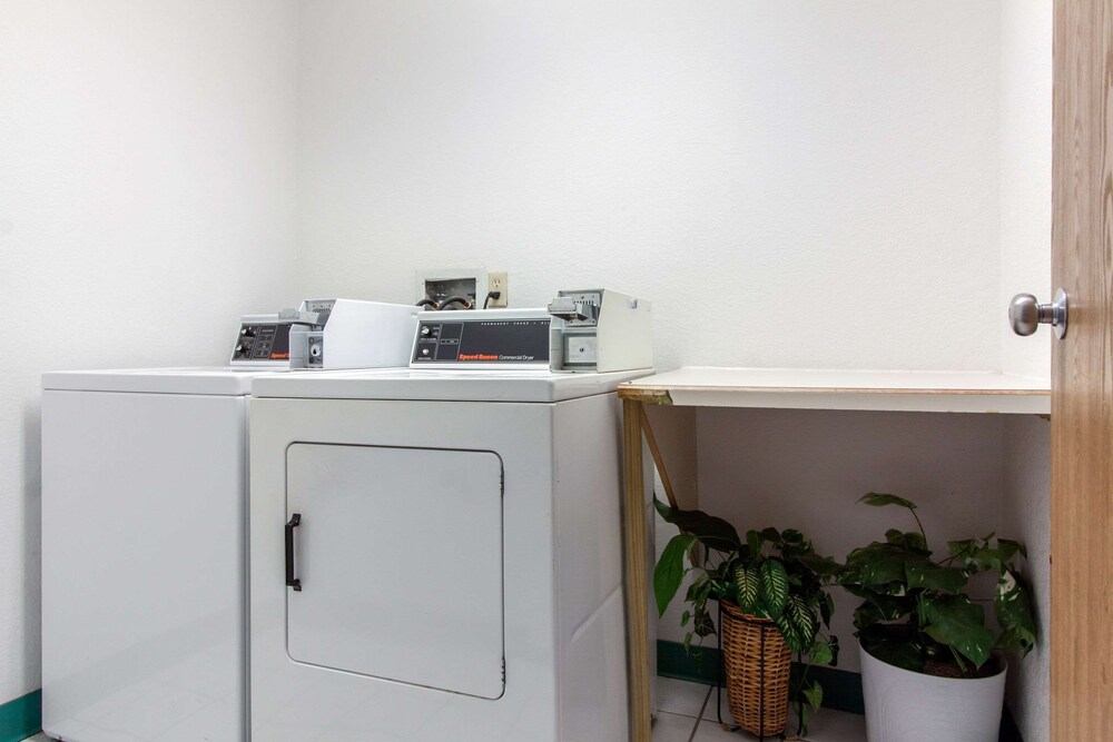 Laundry room, Econo Lodge