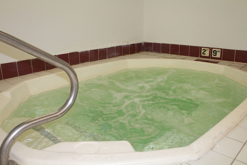 Indoor spa tub, Econo Lodge