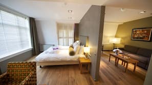 Een kluis op de kamer, een bureau, babybedden, extra bedden