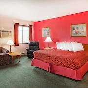 pet friendly hotels in mason city iowa