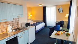 Minibar, coffre-forts dans les chambres, bureau