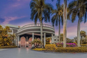 La Quinta Inn & Suites by Wyndham Naples Downtown