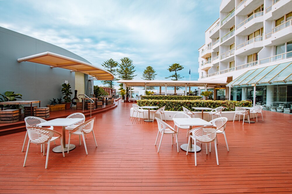 Outdoor dining, Novotel Sydney Brighton Beach