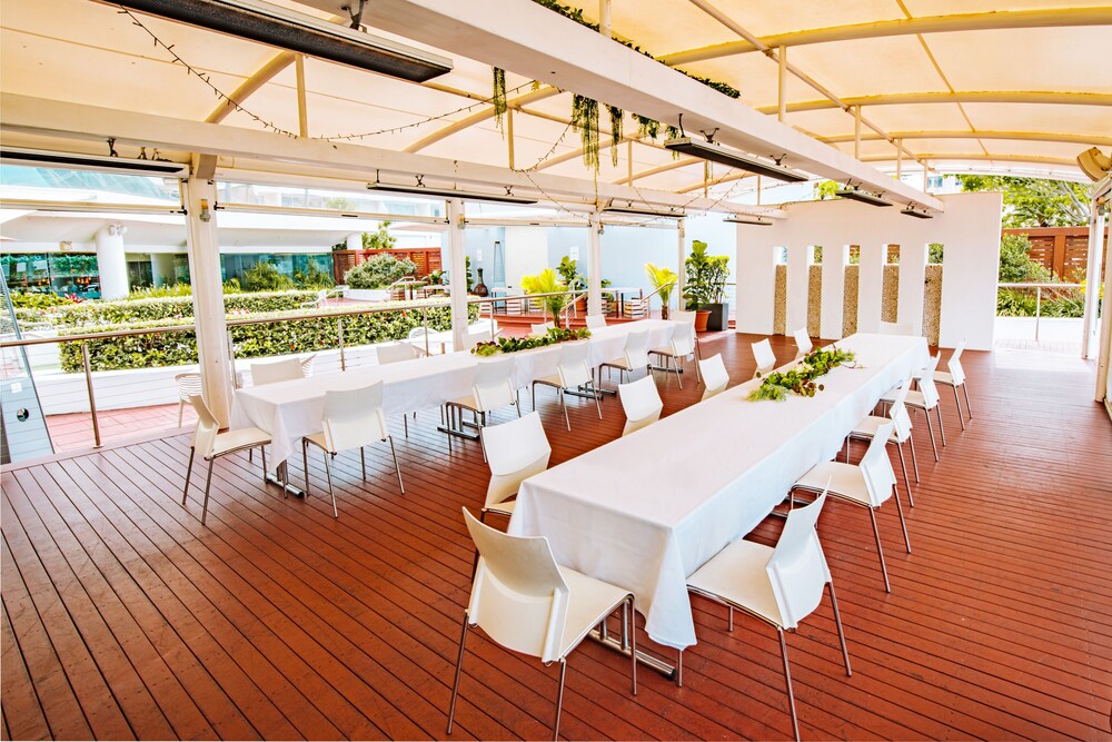 Outdoor wedding area, Novotel Sydney Brighton Beach