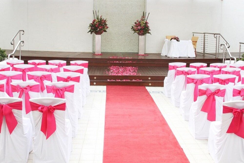 Outdoor wedding area, Novotel Sydney Brighton Beach