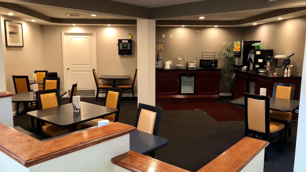 Breakfast area, Magnuson Hotel Virginia Beach