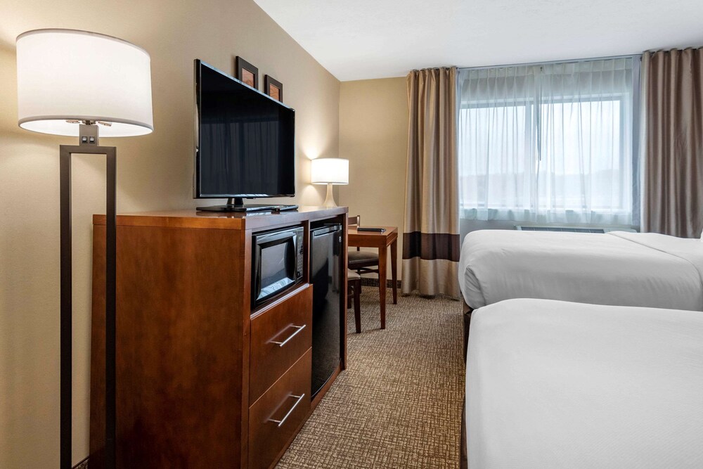 Comfort Inn & Suites at Maplewood