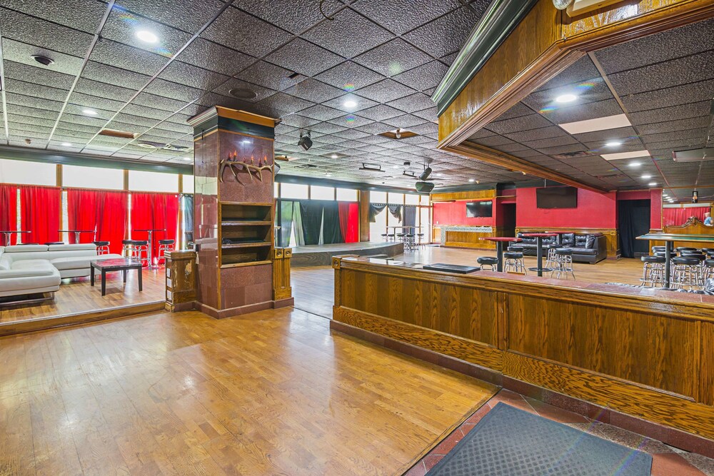 Sky Hotel in Tulsa Best Rates & Deals on Orbitz