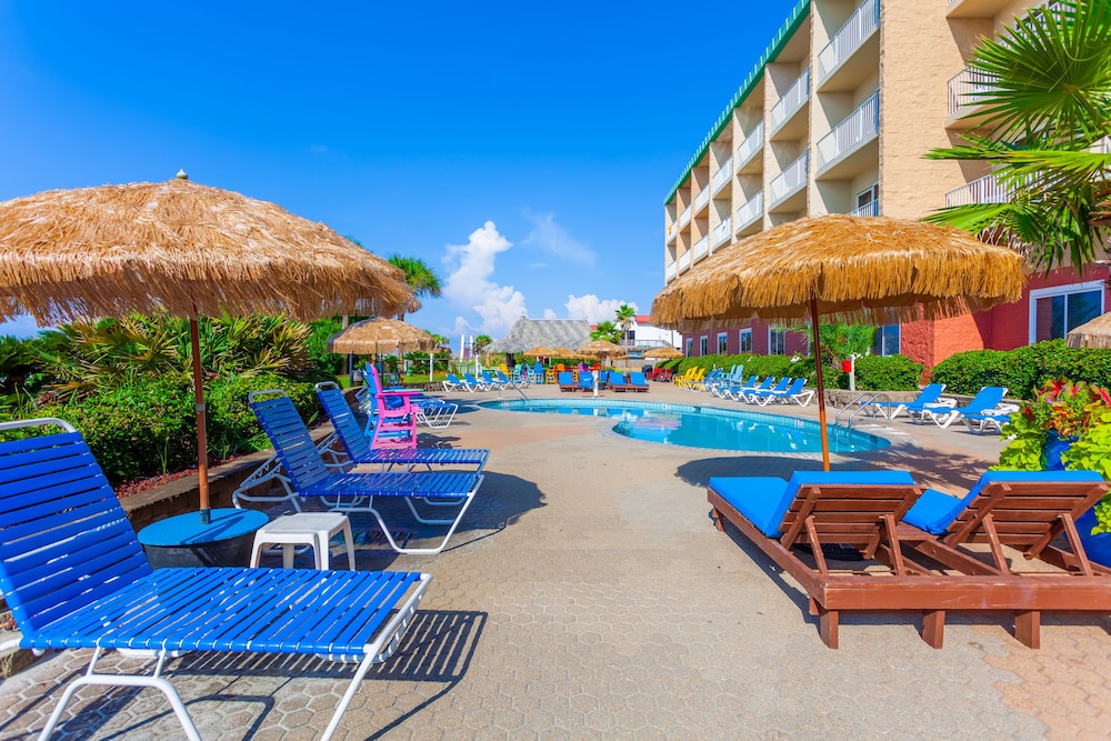 Outdoor pool, Hampton Inn Pensacola Beach