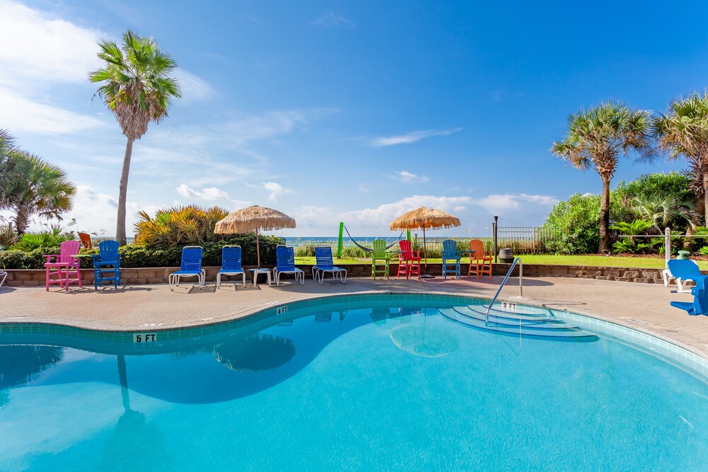 Outdoor pool, Hampton Inn Pensacola Beach