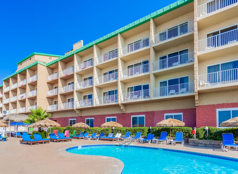 Outdoor pool, Hampton Inn Pensacola Beach