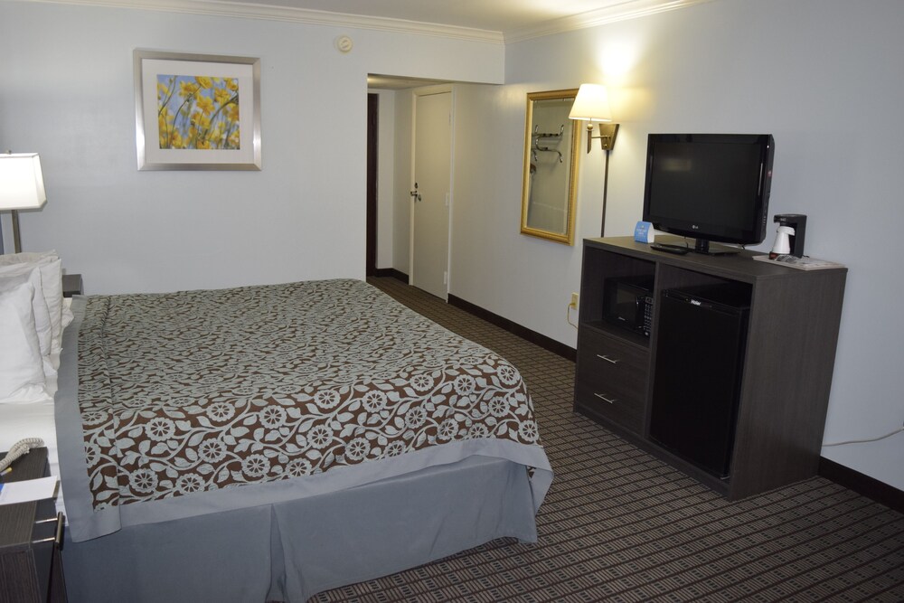 Room, Days Inn by Wyndham Rock Falls