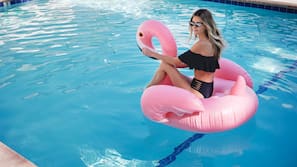 Una piscina al aire libre (de 10:00 a 18:00), sombrillas, tumbonas
