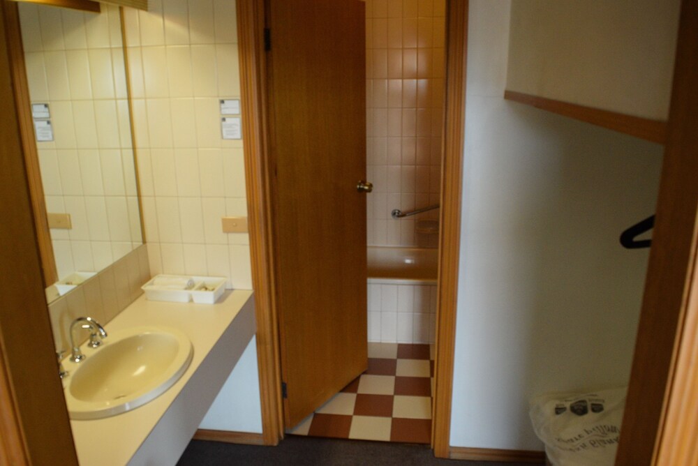 Bathroom, Bakery Hill Motel