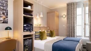 Minibar, safe på rommet, skrivebord og blendingsgardiner