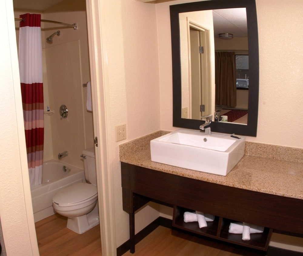 Bathroom, Red Roof Inn PLUS+ Baltimore - Washington DC/BWI South