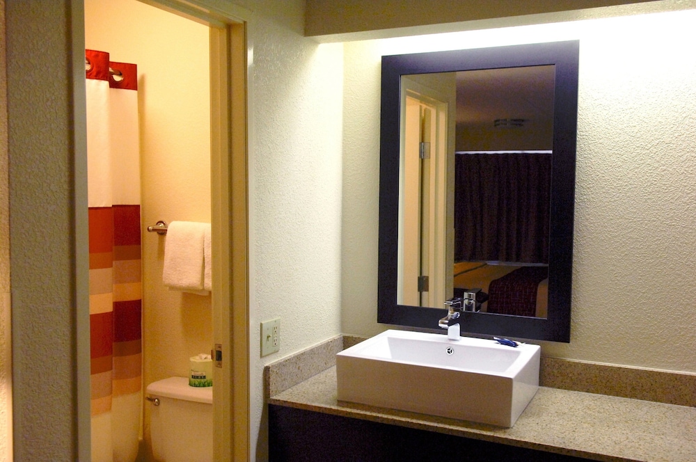 Bathroom, Red Roof Inn PLUS+ Baltimore - Washington DC/BWI South