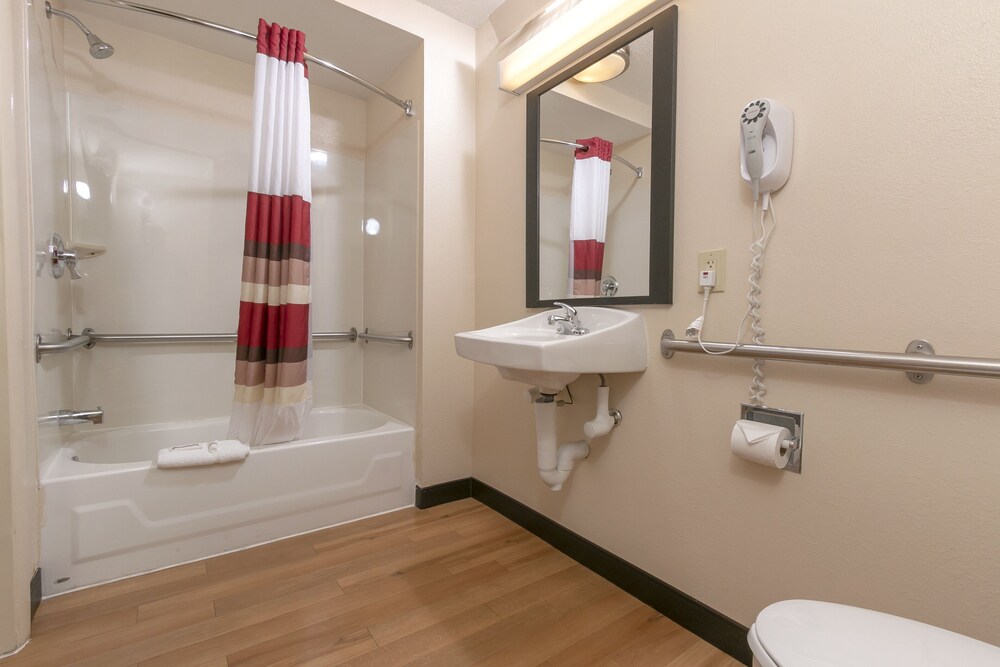 Bathroom, Red Roof Inn PLUS+ Baltimore - Washington DC/BWI South