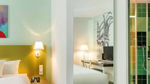 Zimmersafe, Schreibtisch, Verdunkelungsvorhänge, schallisolierte Zimmer