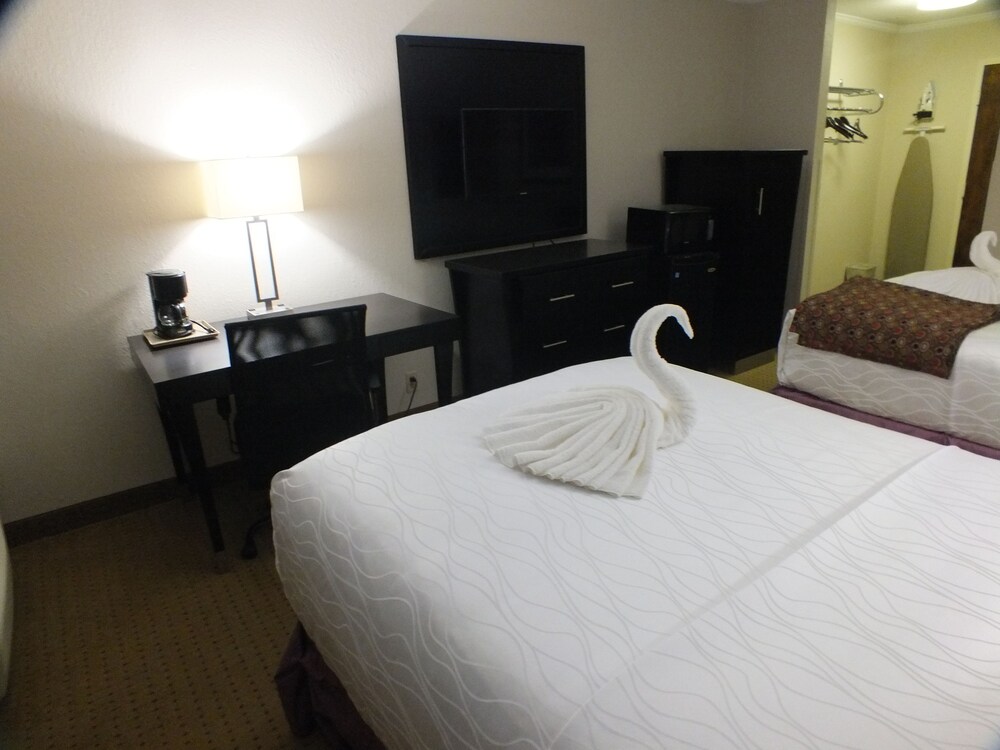 Room, Ramada Plaza & Conf Center by Wyndham Charlotte Airport