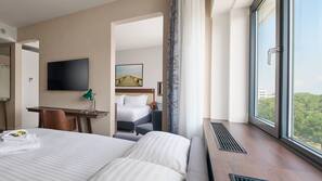 Een minibar, een kluis op de kamer, een bureau, een laptopwerkplek