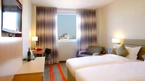 Hypo-allergenic bedding, in-room safe, desk, free WiFi