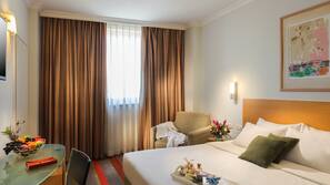 Hypo-allergenic bedding, in-room safe, desk, free WiFi