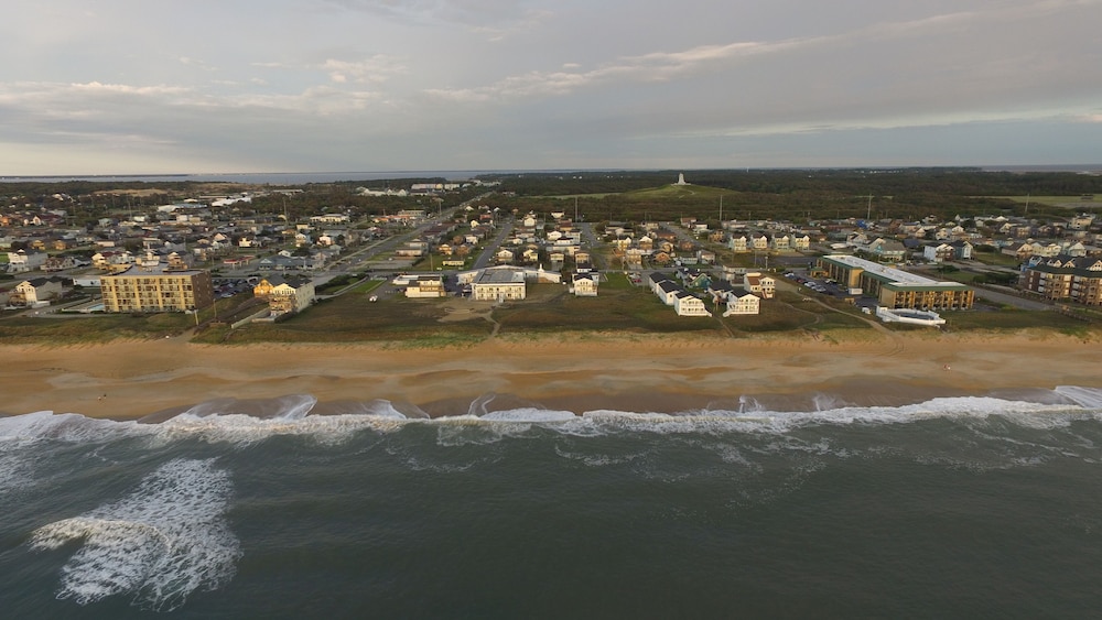 Aerial view, Days Inn by Wyndham Kill Devil Hills Oceanfront - Wilbur